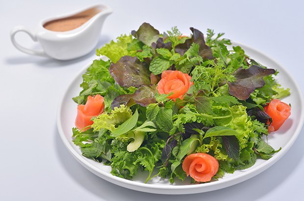 Salad rau thơm và cá hồi